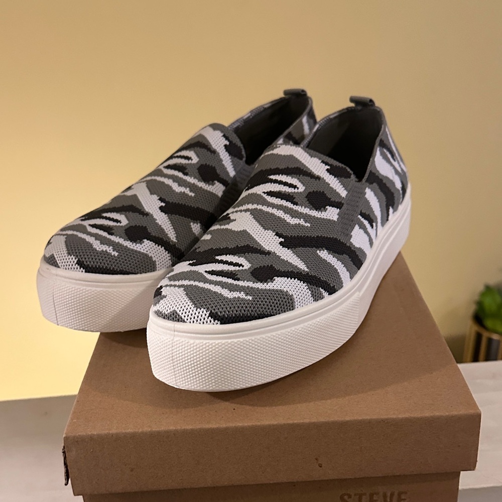 Steve Madden Black and Gray Patterned Slip-Ons